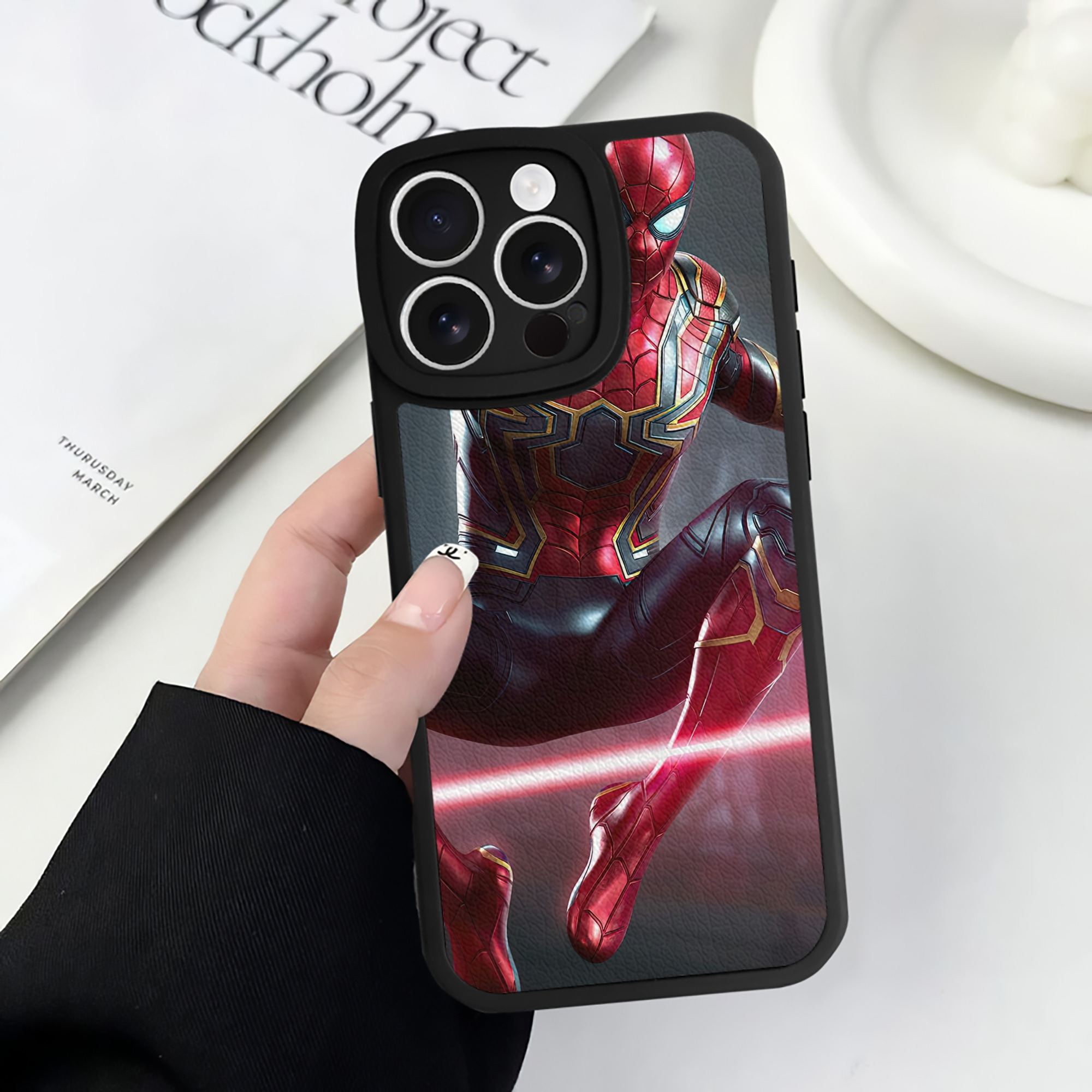 （画像用） Spider Man スパイダーマン 【iPhone 16シリーズ対応】シリコンスマホケース（レザー調） 材質：シリコン